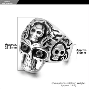 Makro-Detail des Retro-Punk-Totenkopfrings mit 25,5 mm Höhe und geschnitzter Stahlstruktur