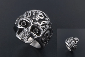 Detailansicht eines Punk-Totenkopf-Rings aus Edelstahl mit 3D-Gothic-Prägung im Relief