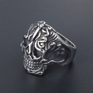 Retro titanium steel skull ring with vintage cloud pattern and silver punk finish