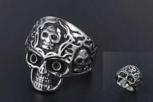 Detailaufnahme des Retro-Punk-Totenkopfrings aus Edelstahl im Vintage-Stil
