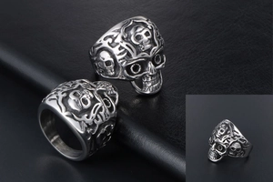 Makroaufnahme der Totenkopf-Ring-Details mit geprägten Mustern und Silber-Finish