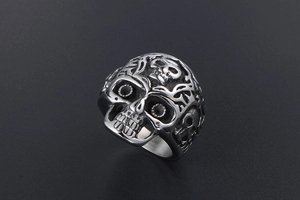Detailansicht des gotischen Totenkopfrings mit aufwendigem Stahl-Prägedesign