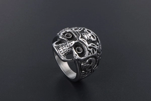 Detailansicht eines Vintage-Gothic-Totenkopfrings mit aufwendigen Metallreliefs und Knochentestur