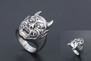 Vista dettagliata dell'anello punk in acciaio inossidabile con maschera di demone toro