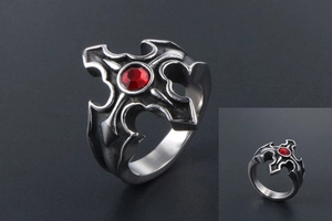 Vue détaillée de la bague en acier punk avec pierre rouge et design croix vintage