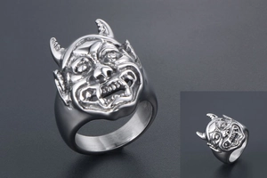 Dettaglio dell'anello maschera demone Hannya con corna e finiture in acciaio al titanio
