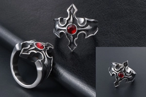 Trois vues de la bague croix vintage avec strass rouge serti dans un style gothique pur