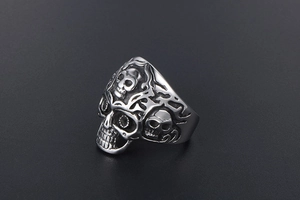 Detailansicht eines silbernen Totenkopfrings im Gothic-Stil mit Relieftextur