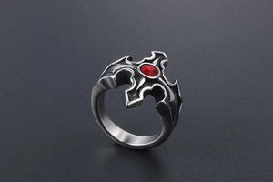 Détail de la bague gothique en acier avec strass rouge et motif de croix gravé