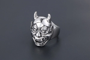 Vista dettagliata dell'anello punk in acciaio argento con testa di toro e maschera