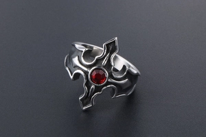 Détail d'une bague croix gothique avec finition vintage et strass rouge central