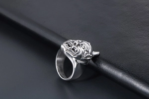Dettaglio macro dell'anello punk con teschio di toro in acciaio su pelle nera