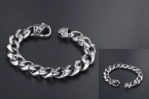 Gros plan du bracelet gourmette en acier titane argenté avec fermoir fleur de lys