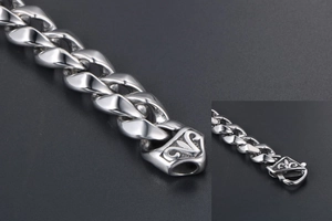 Gros plan d'un bracelet gourmette argenté avec fermoir détaillé à texture relief vintage