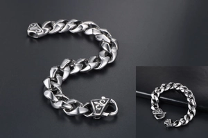 Détail d'un bracelet à mailles gourmette en acier titane avec motifs gravés sur le fermoir