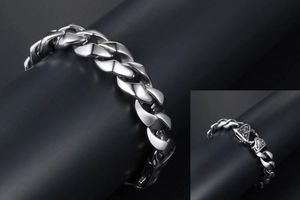 Bracelet chaîne cubaine en acier argenté avec des détails vintage gravés de près