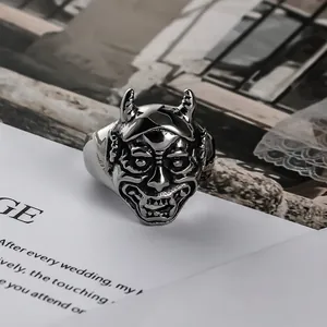 Anello punk retrò a forma di teschio di demone in acciaio al titanio lucido per uomo gotico