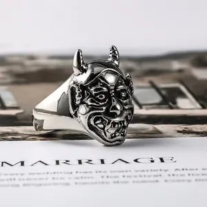 Anello punk vintage in argento con maschera demone Hannya su sfondo di rivista
