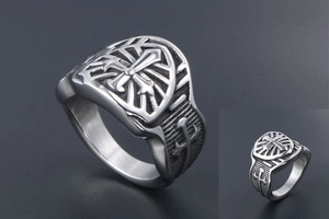 Dettaglio dell'anello vintage in argento con croce a rilievo e incisione gotica