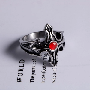 Bague gothique en acier titane avec motif croix et strass rouge central incrusté