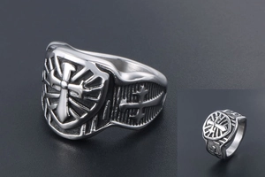 Dettaglio dell'anello vintage da uomo in argento con scudo medievale e croce a rilievo