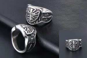 Tre prospettive di un anello vintage da uomo in argento con scudo e croce gotica