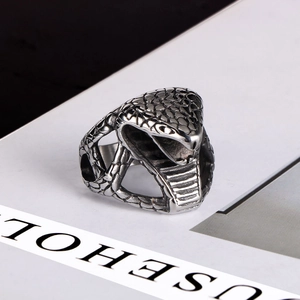 Détail de la bague tête de cobra en argent antique avec textures d'écailles mamba