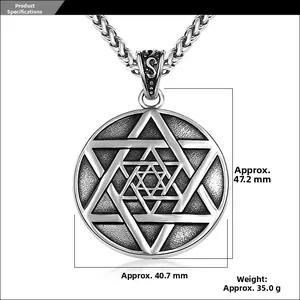 Vue détaillée du pendentif hexagramme vintage en acier inoxydable avec texture brossée