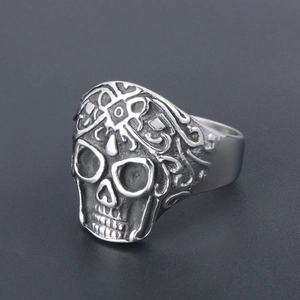 Vintage punk skull ring in oxidized titanium steel with detailed floral carvings