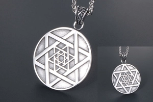 Détail macro du collier en acier titane argenté avec pendentif étoile à hexagramme