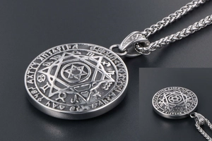 Vista dettagliata del ciondolo a stella in argento con segni zodiacali e rune