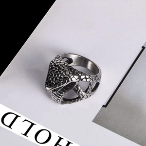 Vue macro de la bague tête de serpent argent mat avec écailles et design ajouré
