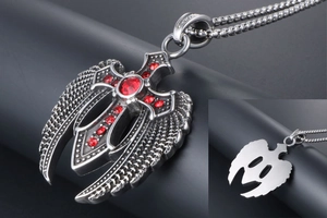 Details des Vintage-Adler-Kreuz-Anhängers mit roten Strasssteinen und Perlenkette