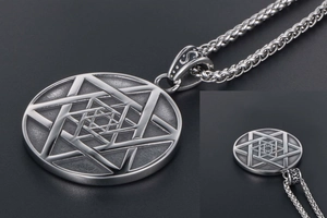 Gros plan détaillé d'un pendentif vintage en acier inoxydable avec étoile géométrique multicouche