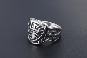 Primo piano di un anello a scudo vintage da uomo con motivi a croce in rilievo