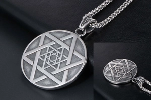 Gros plan du pendentif étoile hexagramme vintage en acier sur une chaîne tressée