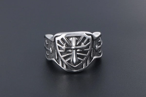 Primo piano dell'anello vintage da uomo in acciaio al titanio con scudo a croce e rilievi