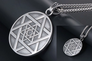 Détail macro du collier rond en acier titane avec un pendentif hexagramme multicouche