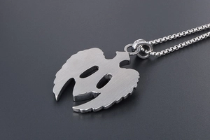 Detailaufnahme des Adler-Anhängers mit gebürsteter Metallstruktur und runder Gliederkette