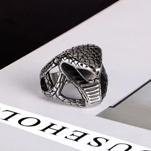 Bague tête de serpent Mamba en acier titane pour homme avec textures de cobra détaillées