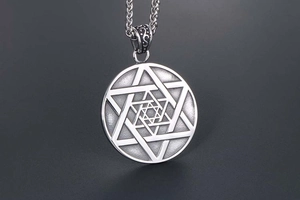 Détail du pendentif hexagramme vintage avec un design d'étoile superposé double face