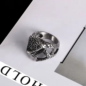 Bague serpent cobra en argent vintage en acier titane avec écailles détaillées et style punk
