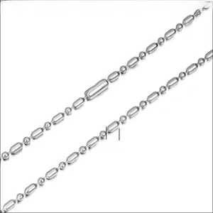 Vue détaillée du collier à maillons en acier inoxydable argenté de 2,4 mm avec perles