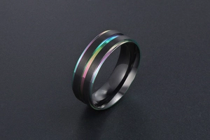 Vue détaillée d'une bague en titane noir mat avec double rayure arc-en-ciel colorée