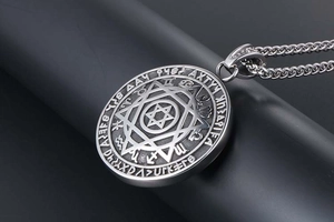 Dettaglio ravvicinato della collana retrò in acciaio al titanio con pendente a stella inciso