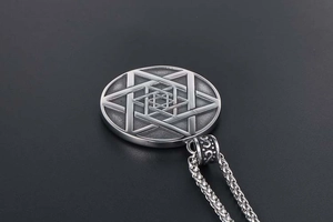 Gros plan détaillé du pendentif hexagramme double face sur une chaîne en acier argenté