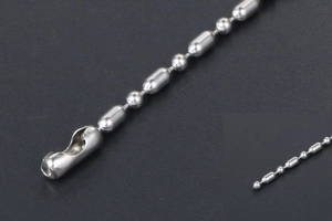 Détail d'une chaîne en acier inoxydable de type bambou avec fermoir tubulaire de connexion