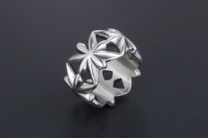 Dettaglio del marchio 925 sulla fascia dell'anello punk in argento con fiori traforati
