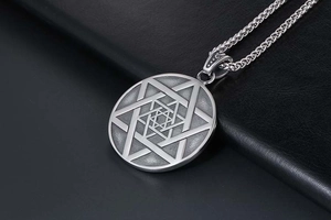Détail macro du pendentif étoile hexagonale argentée avec chaîne tressée de qualité