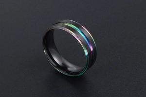 Vue macro d'une bande arc-en-ciel sur une bague pour homme en acier titane noir